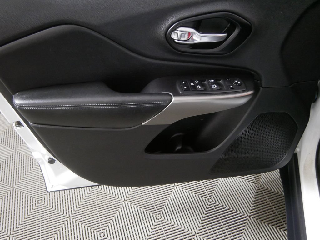Used 2020 Jeep Cherokee Latitude Plus AWD/4WD image 14