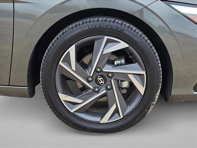 Used 2025 Hyundai Elantra Limited image 24