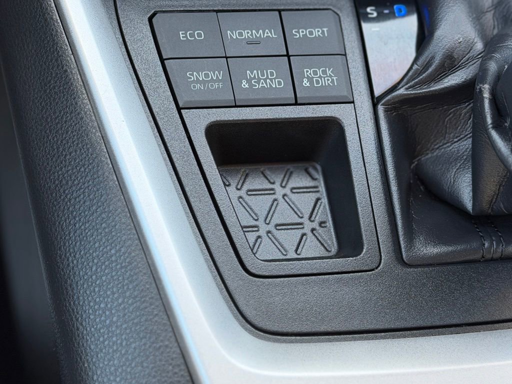 Used 2019 Toyota RAV4 LE AWD/4WD image 18