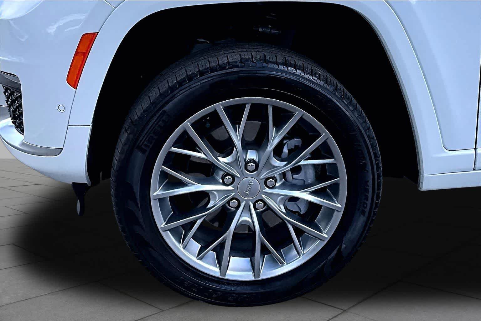 Used 2024 Jeep Grand Cherokee L Summit w/ Advanced Protech Group IV AWD/4WD image 11