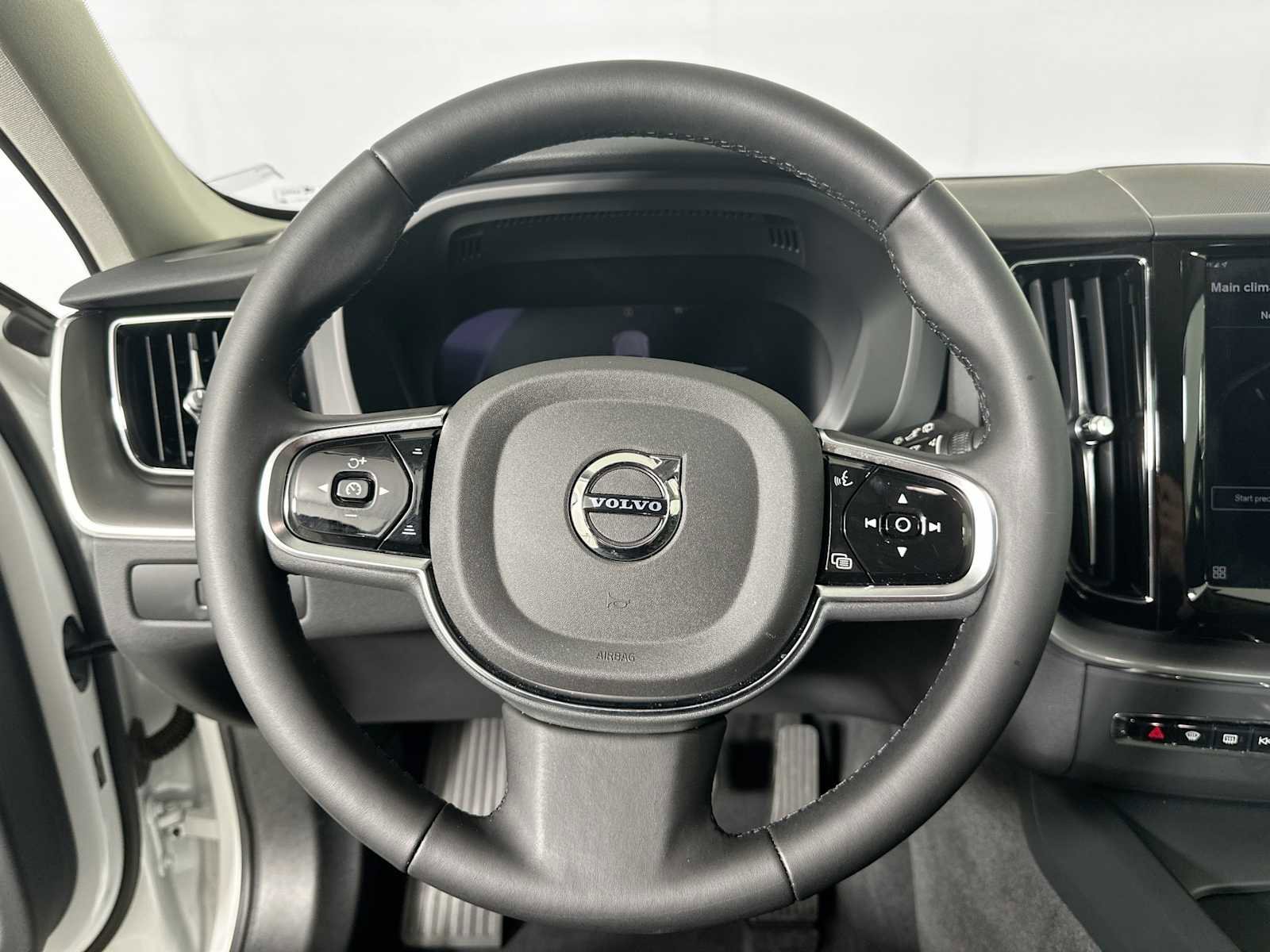 Used 2025 Volvo XC60 T8 Plus image 11