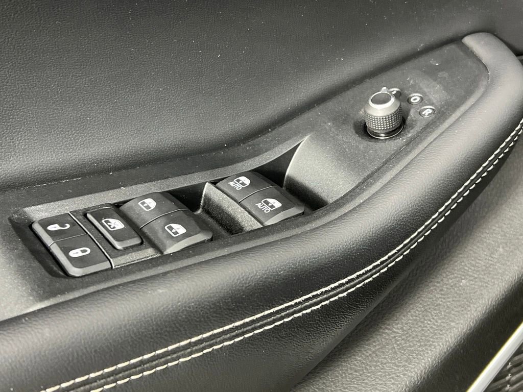 Used 2023 Jeep Grand Cherokee L Limited w/ Black Appearance Package image 23