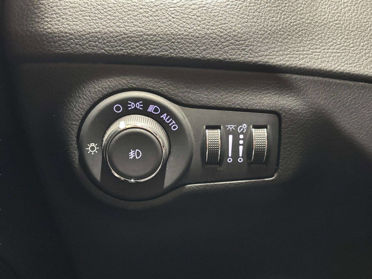 Used 2019 Jeep Compass Limited image 38