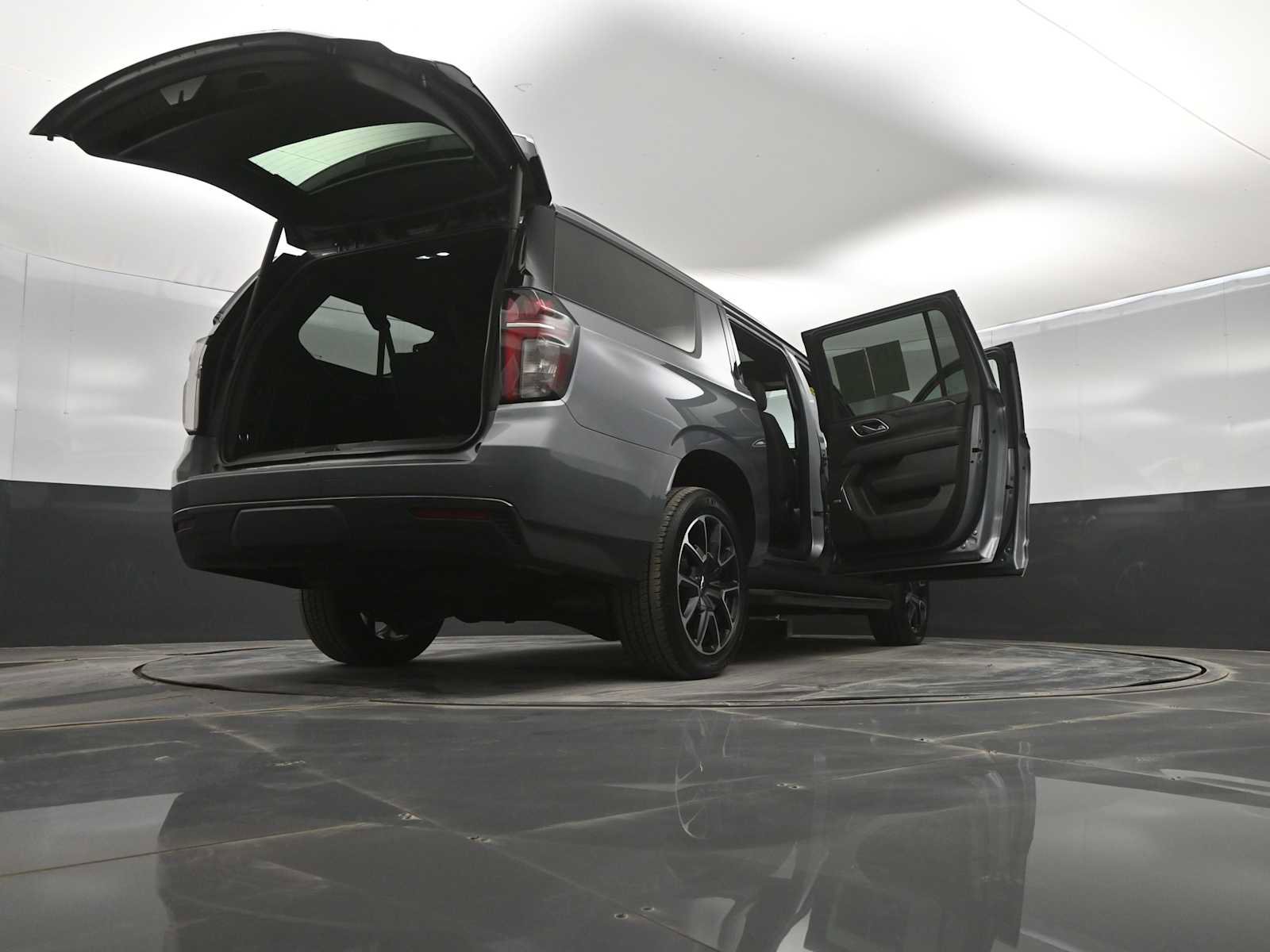 Used 2022 Chevrolet Suburban RST w/ Luxury Package AWD/4WD image 45