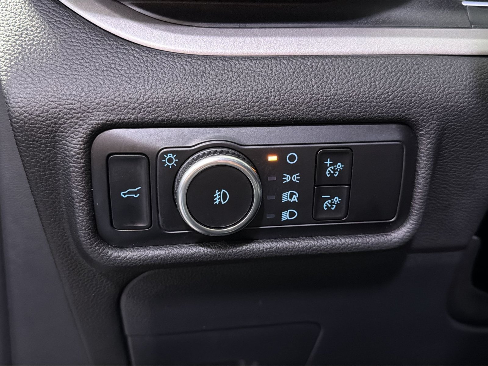 Used 2023 Ford Explorer XLT w/ Equipment Group 202A AWD/4WD image 32