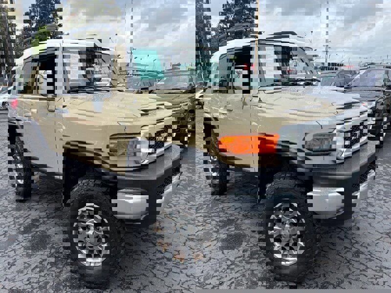 Used 2011 Toyota FJ Cruiser 4WD w/ Upgrade Pkg image 2