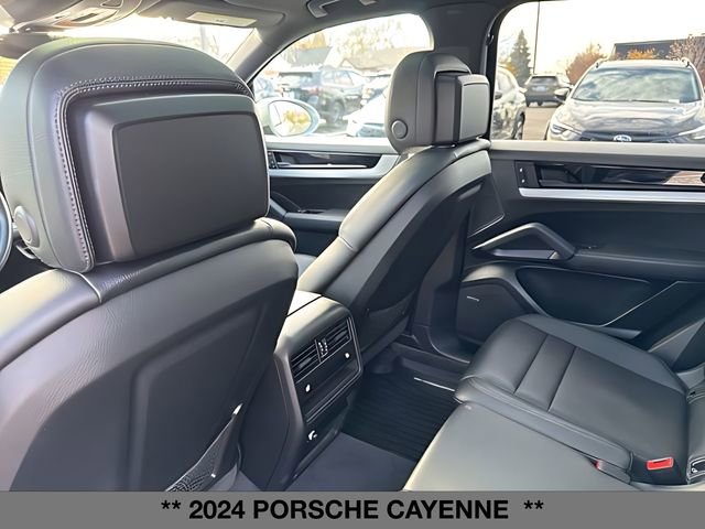 Used 2024 Porsche Cayenne w/ Premium Package AWD/4WD image 13