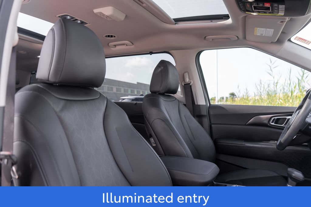 Used 2025 Kia Carnival SX w/ SX Dark Edition Package FWD image 13