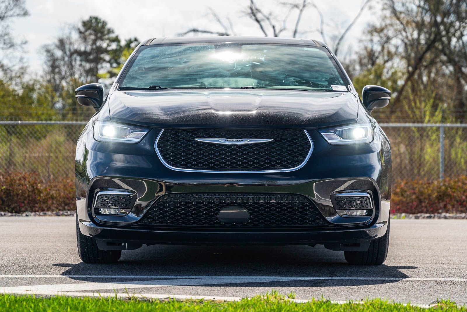 Used 2025 Chrysler Pacifica Select image 3