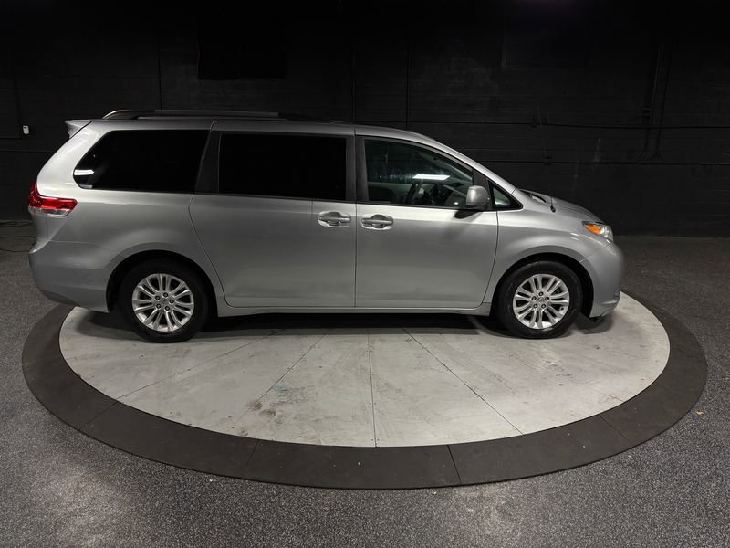 Used 2012 Toyota Sienna XLE image 5