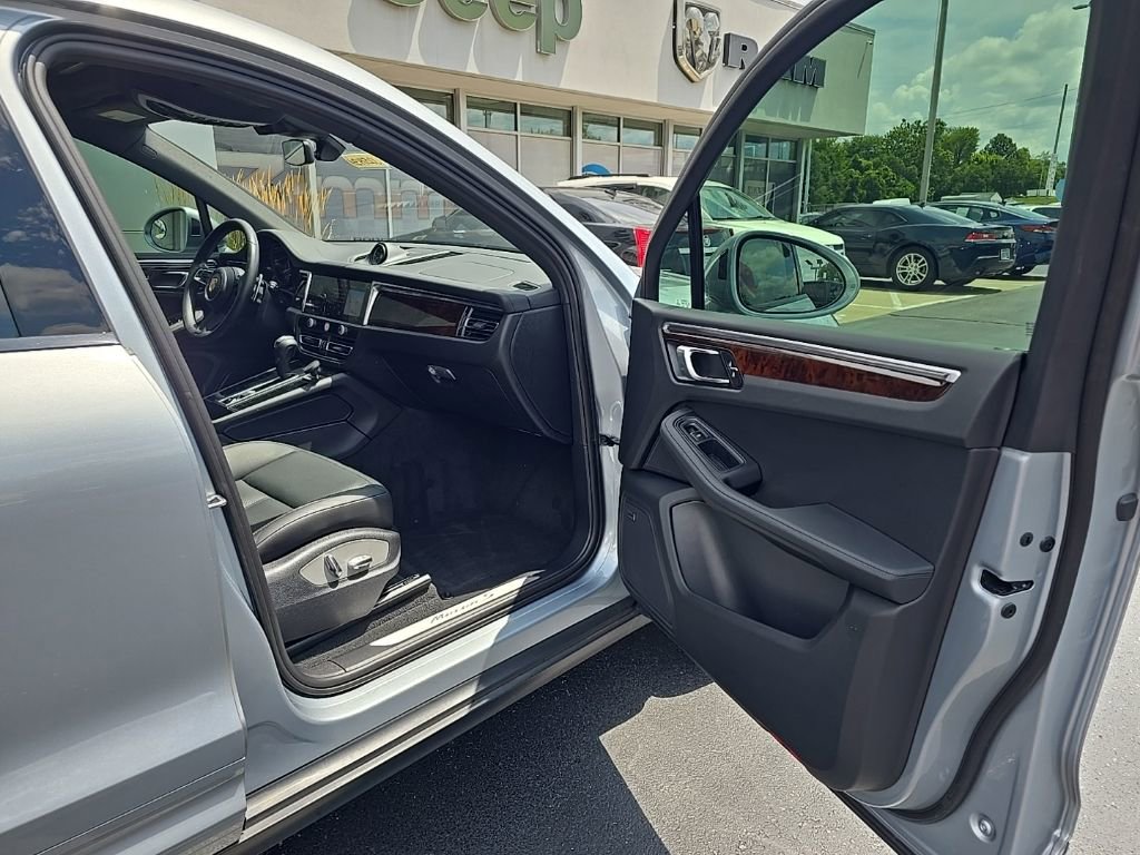 Used 2022 Porsche Macan S w/ Premium Package image 17