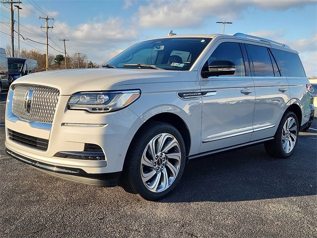 Used 2023 Lincoln Navigator Reserve image 3