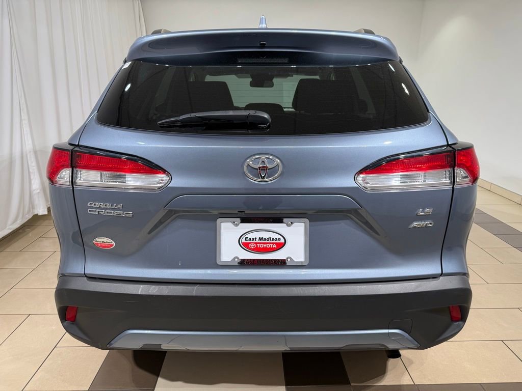 Certified 2023 Toyota Corolla Cross LE w/ Moonroof Package image 4