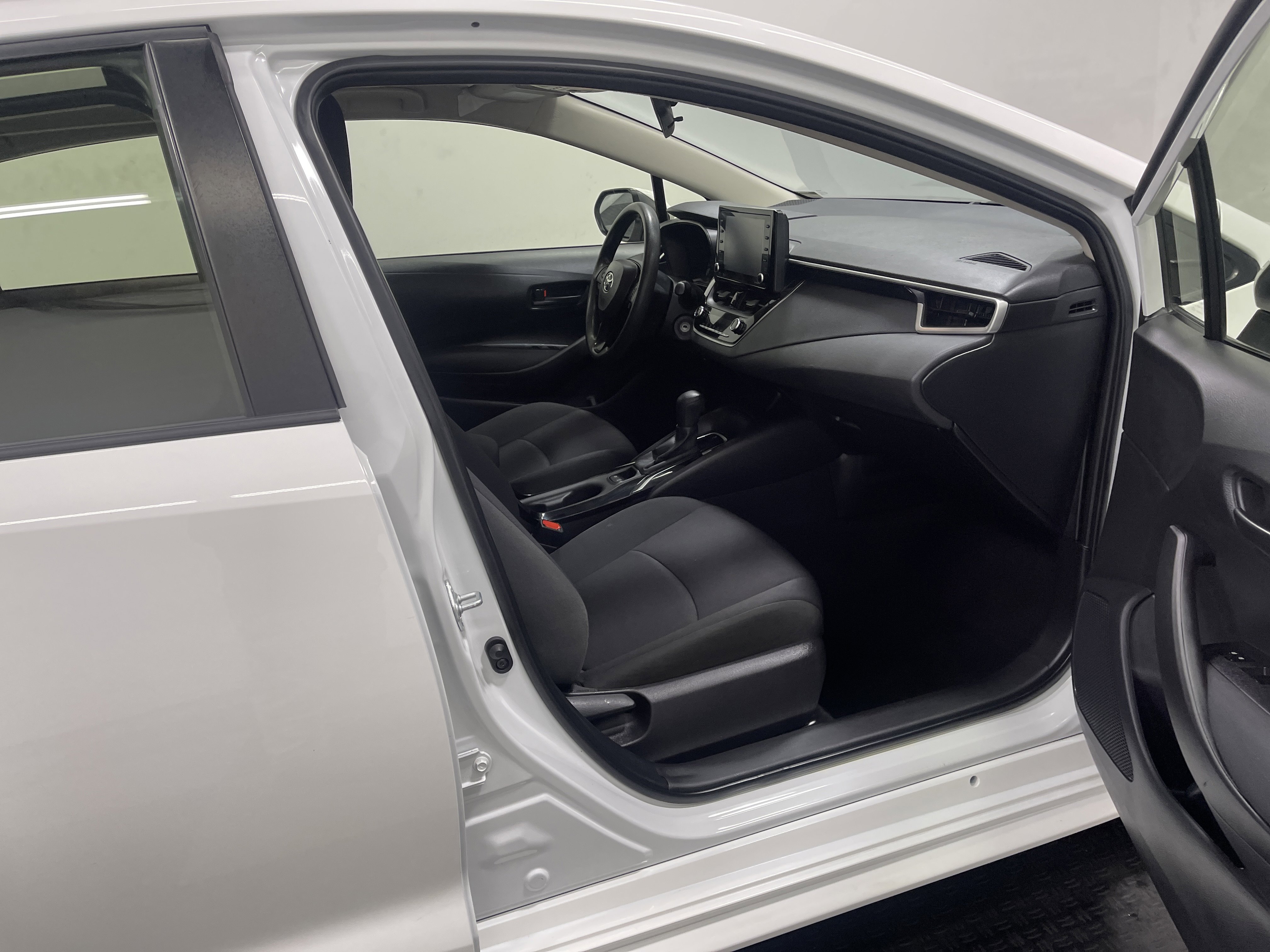 Used 2022 Toyota Corolla LE image 25