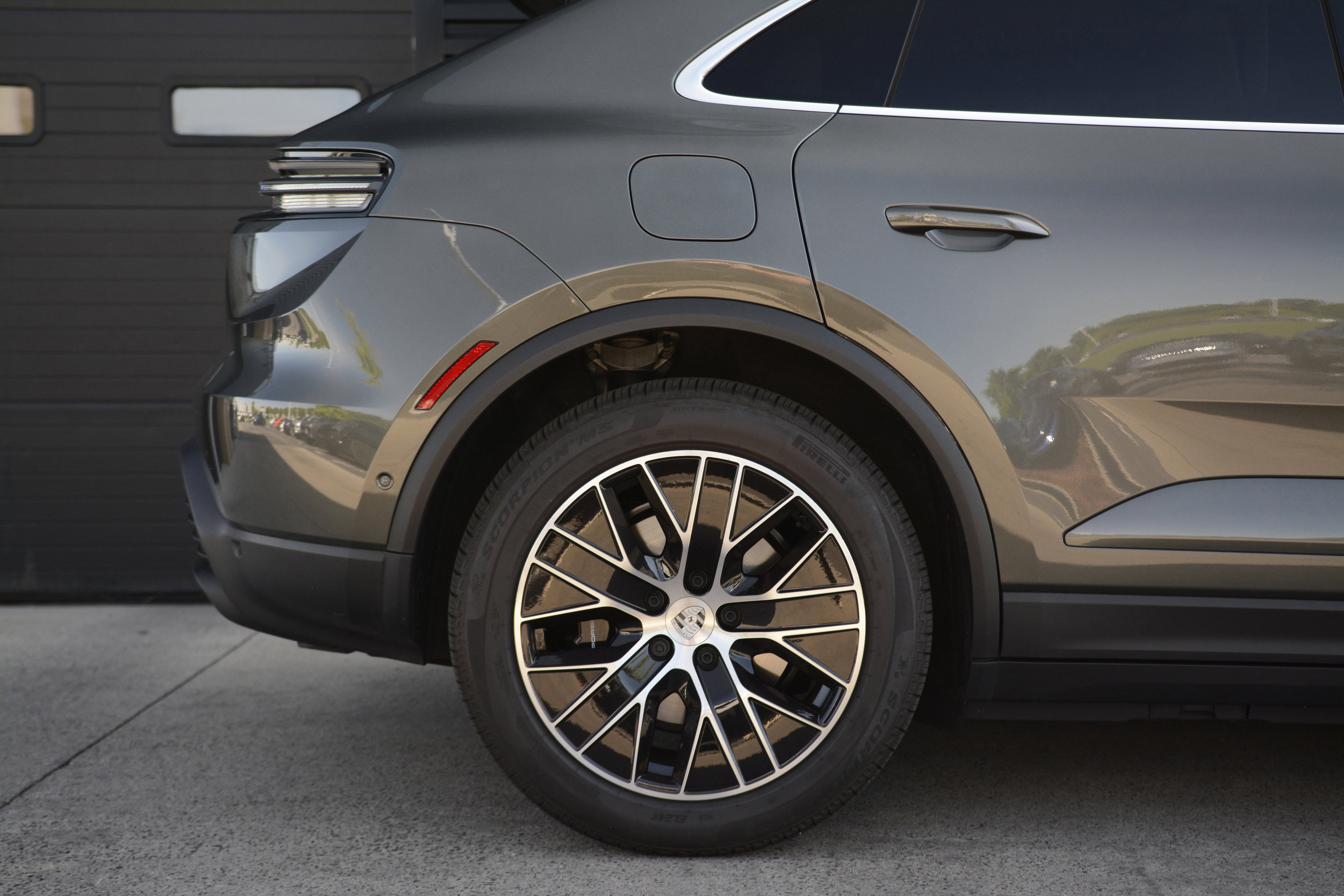 Certified 2025 Porsche Macan 4S Electric AWD/4WD image 39