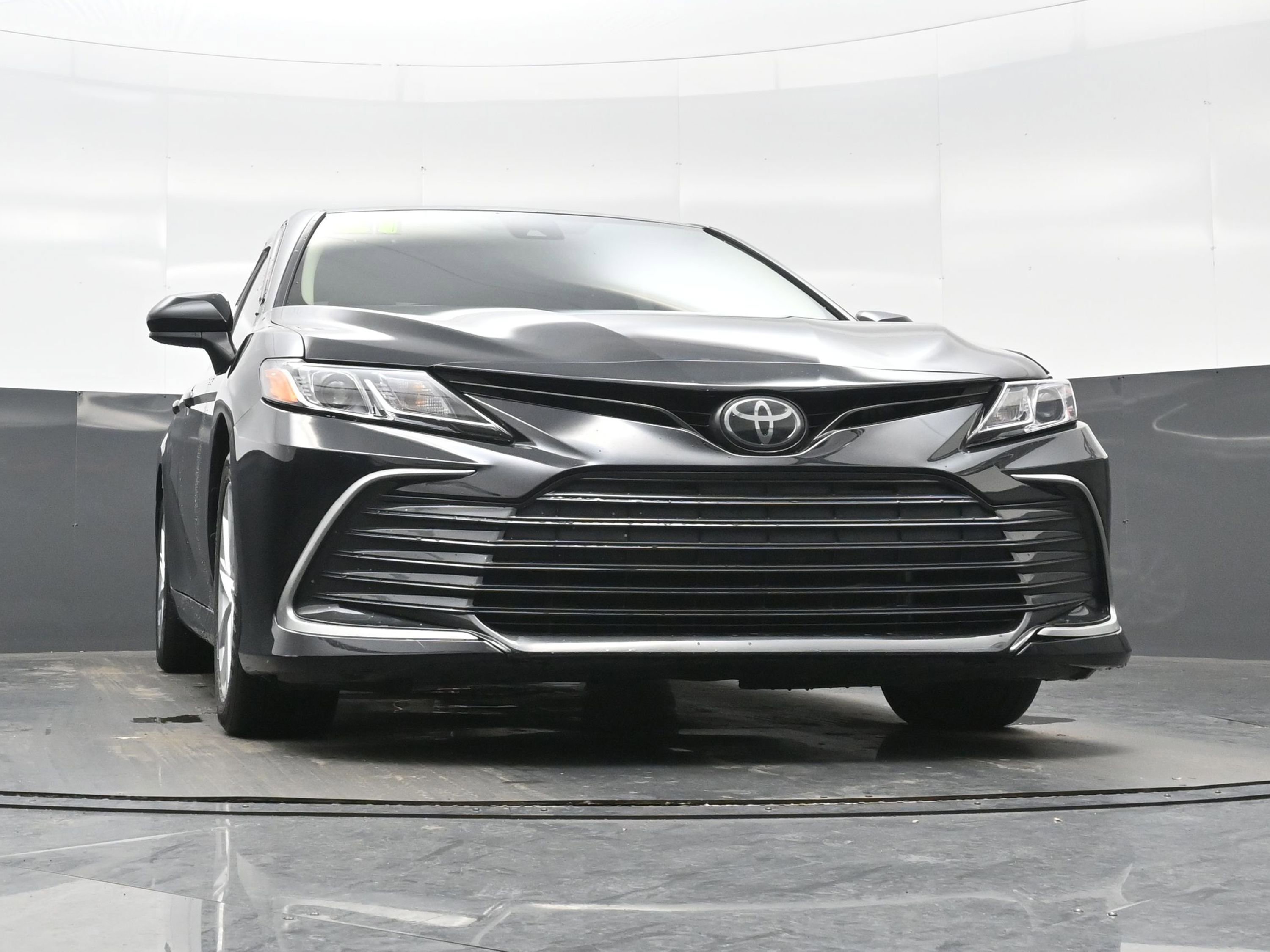 Used 2021 Toyota Camry LE image 30