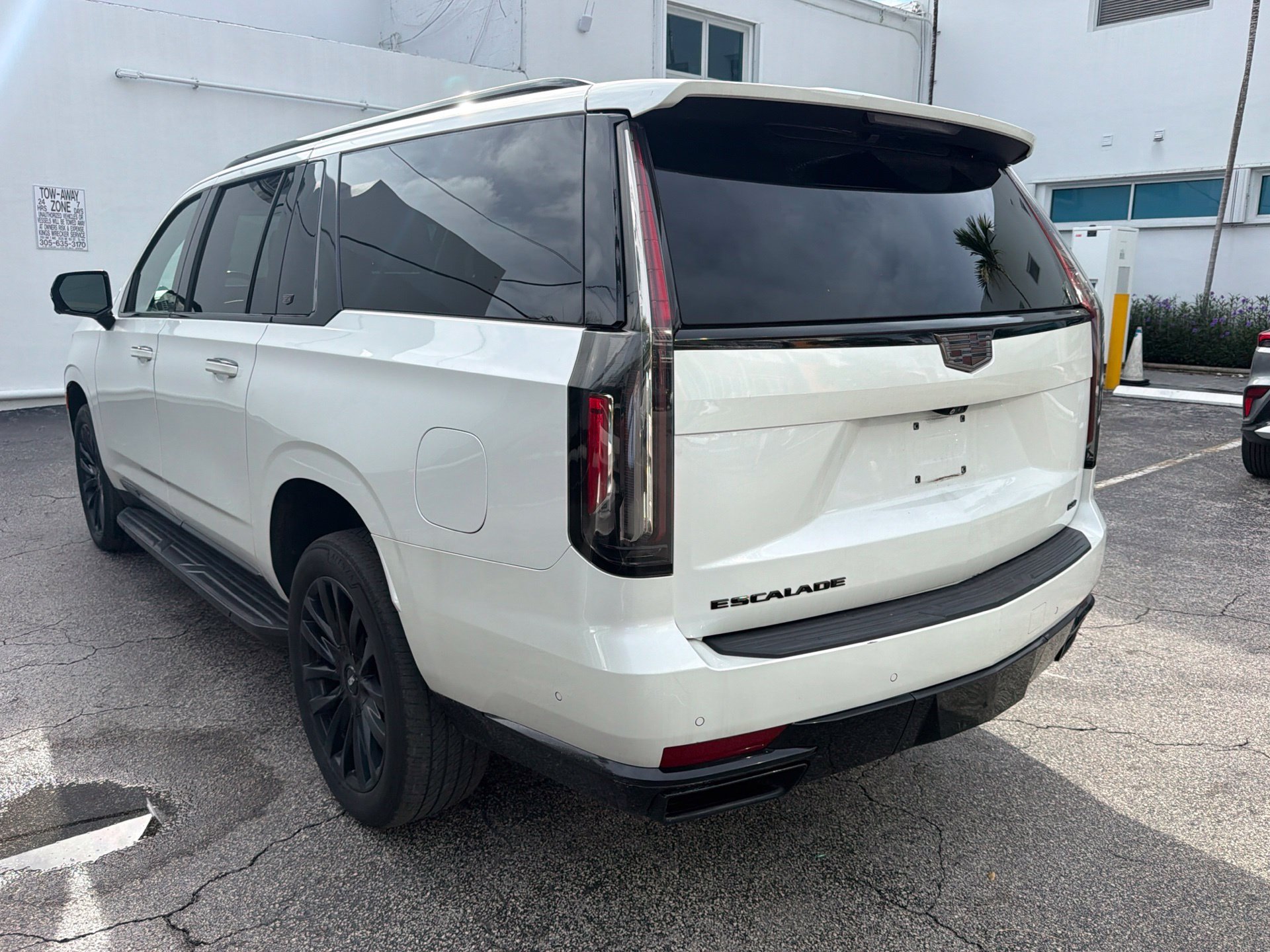 Used 2021 Cadillac Escalade ESV Premium Luxury AWD/4WD image 3