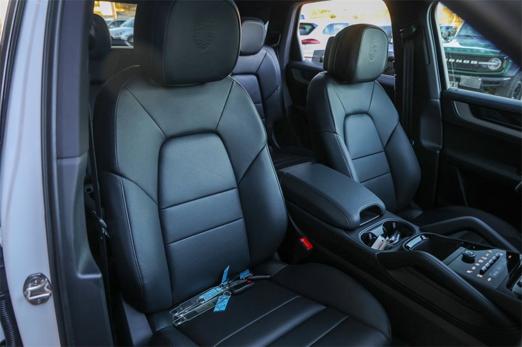 Used 2025 Porsche Cayenne image 27