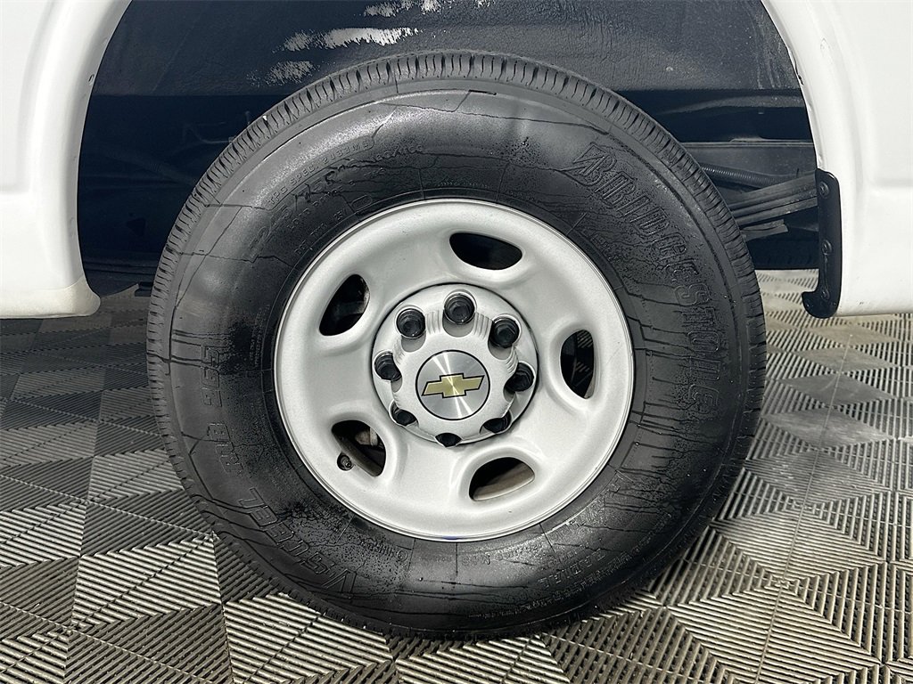 Used 2024 Chevrolet Express 2500 image 32