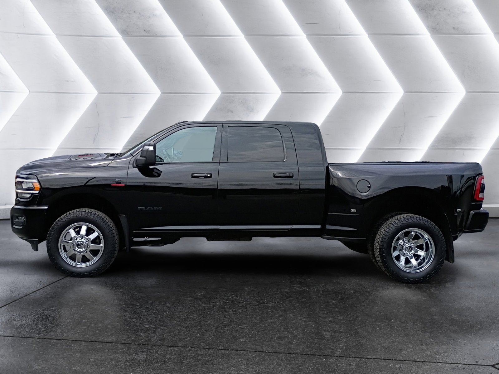 Used 2023 RAM 3500 Laramie AWD/4WD image 3