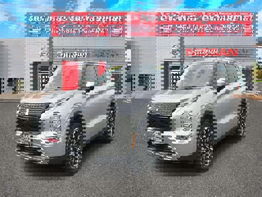 Used 2023 Mitsubishi Outlander SE image 2