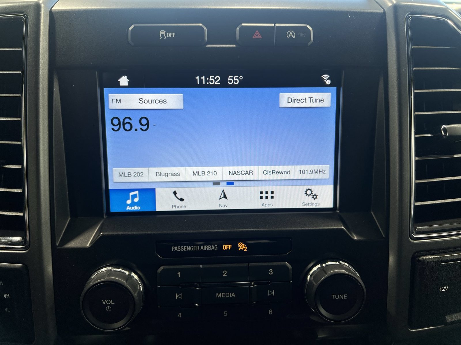 Used 2019 Ford F150 XLT w/ Equipment Group 302A Luxury AWD/4WD image 16