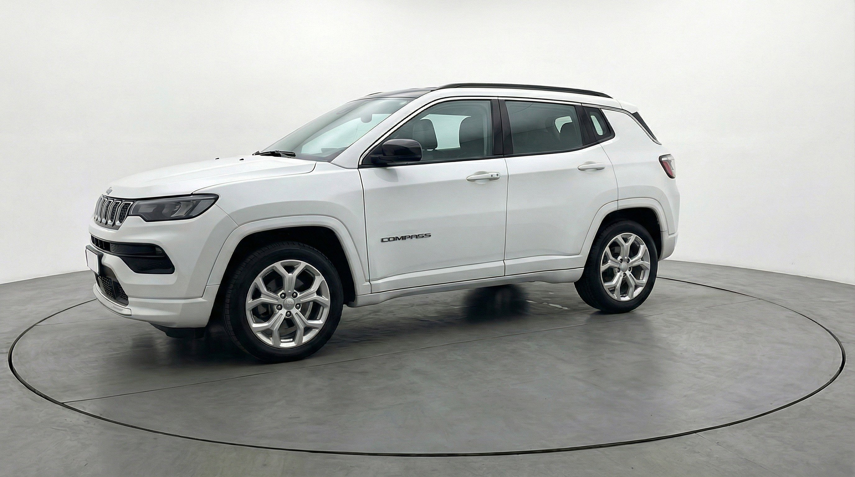 Used 2025 Jeep Compass Latitude AWD/4WD image 3