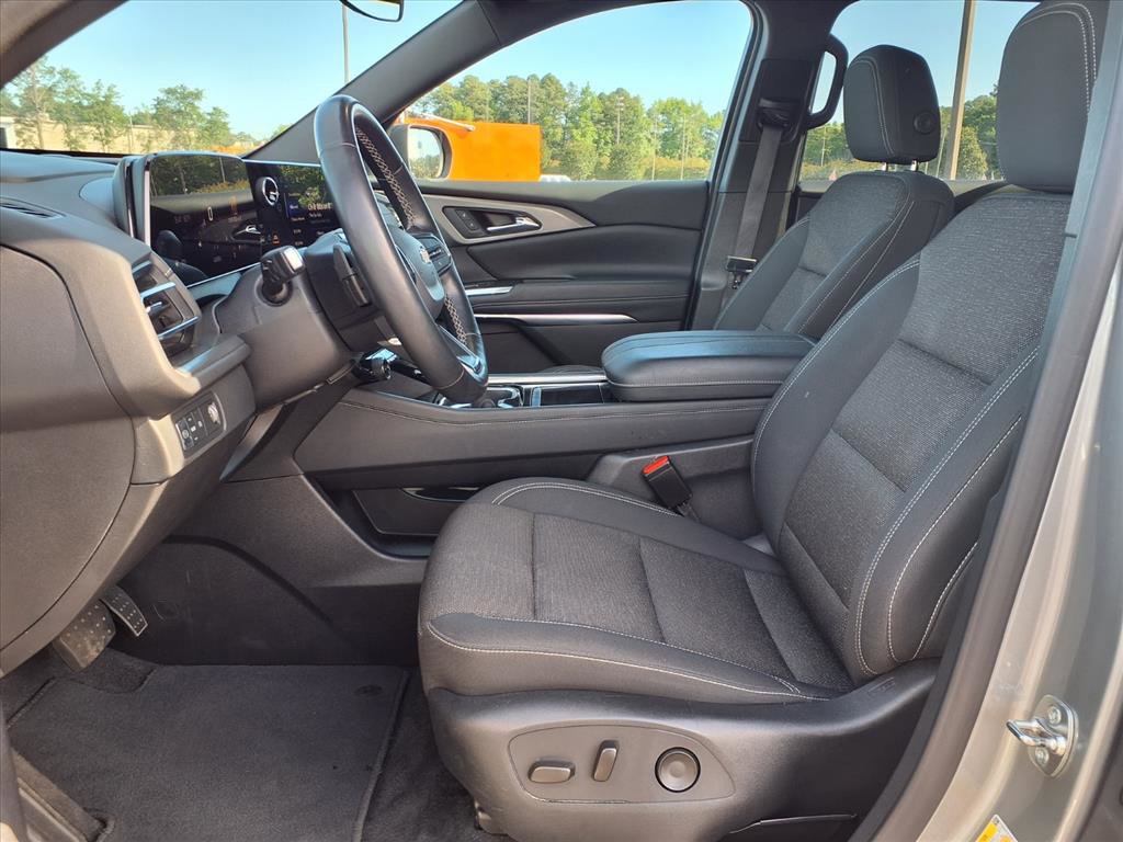 Used 2024 Chevrolet Traverse LT FWD image 3