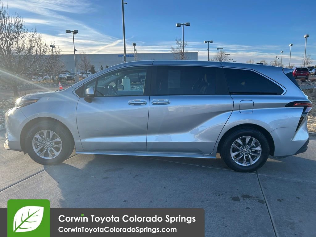 Used 2025 Toyota Sienna LE image 4