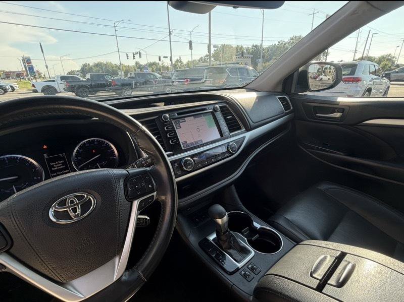 Used 2019 Toyota Highlander XLE FWD image 25
