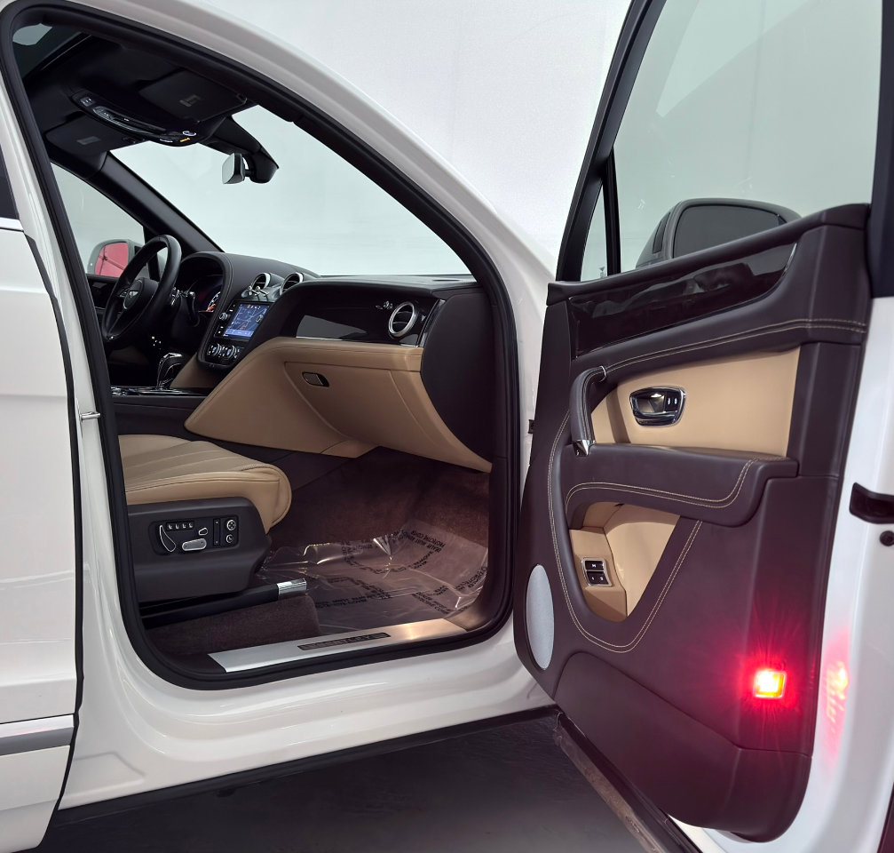 Used 2018 Bentley Bentayga image 27