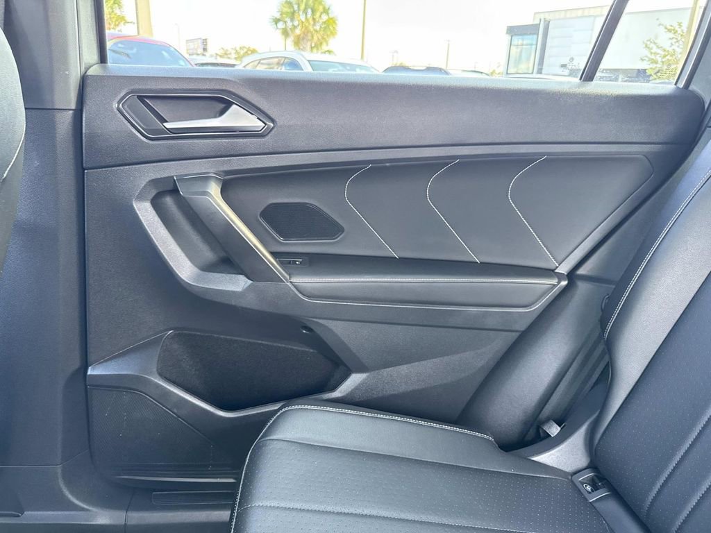 Used 2022 Volkswagen Tiguan SE R-Line image 17