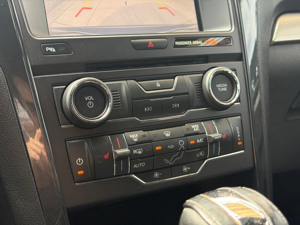 Used 2018 Ford Explorer XLT w/ Equipment Group 202A FWD image 22