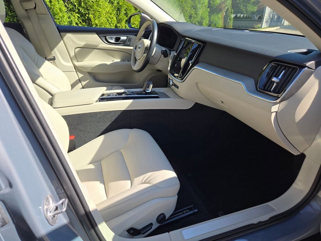 Used 2024 Volvo V60 B5 Cross Country Plus image 7