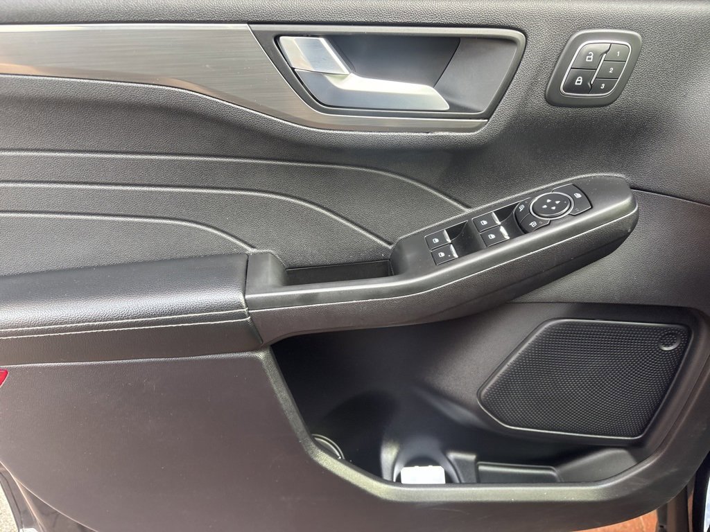 Used 2022 Ford Escape Titanium w/ Class II Trailer Tow Package image 11