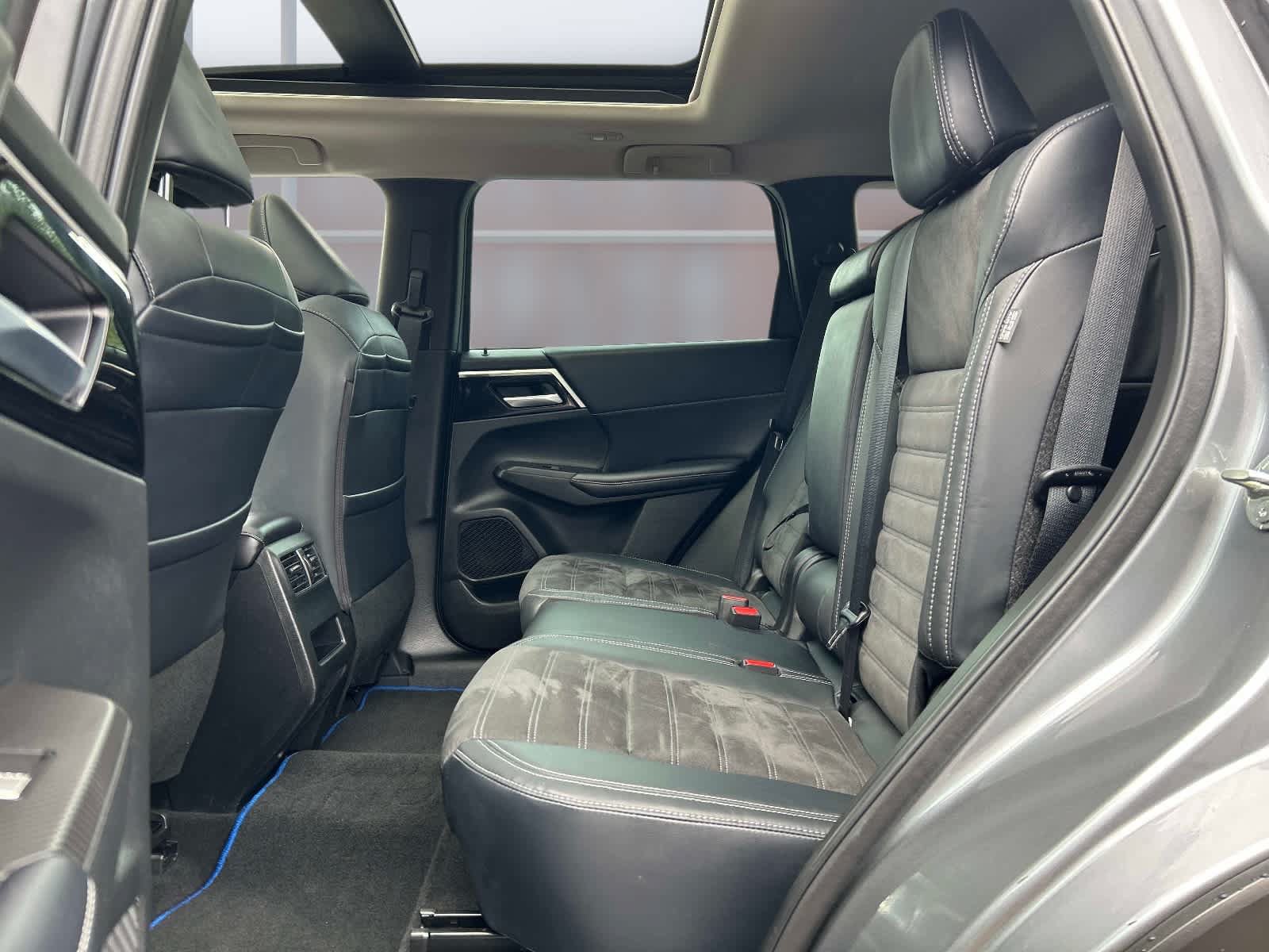 Used 2023 Mitsubishi Outlander SE AWD/4WD image 23