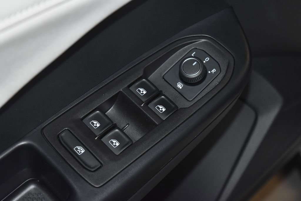 Certified 2025 Volkswagen Taos SE w/ Panoramic Sunroof Package image 5