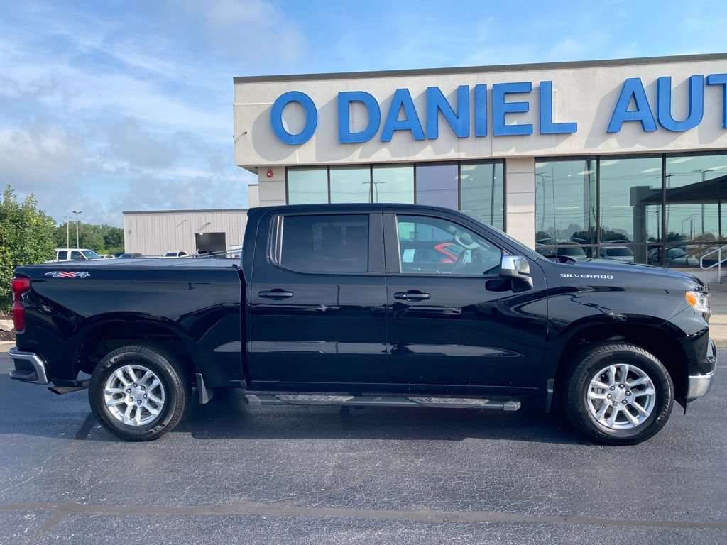 Used 2023 Chevrolet Silverado 1500 LT AWD/4WD image 2