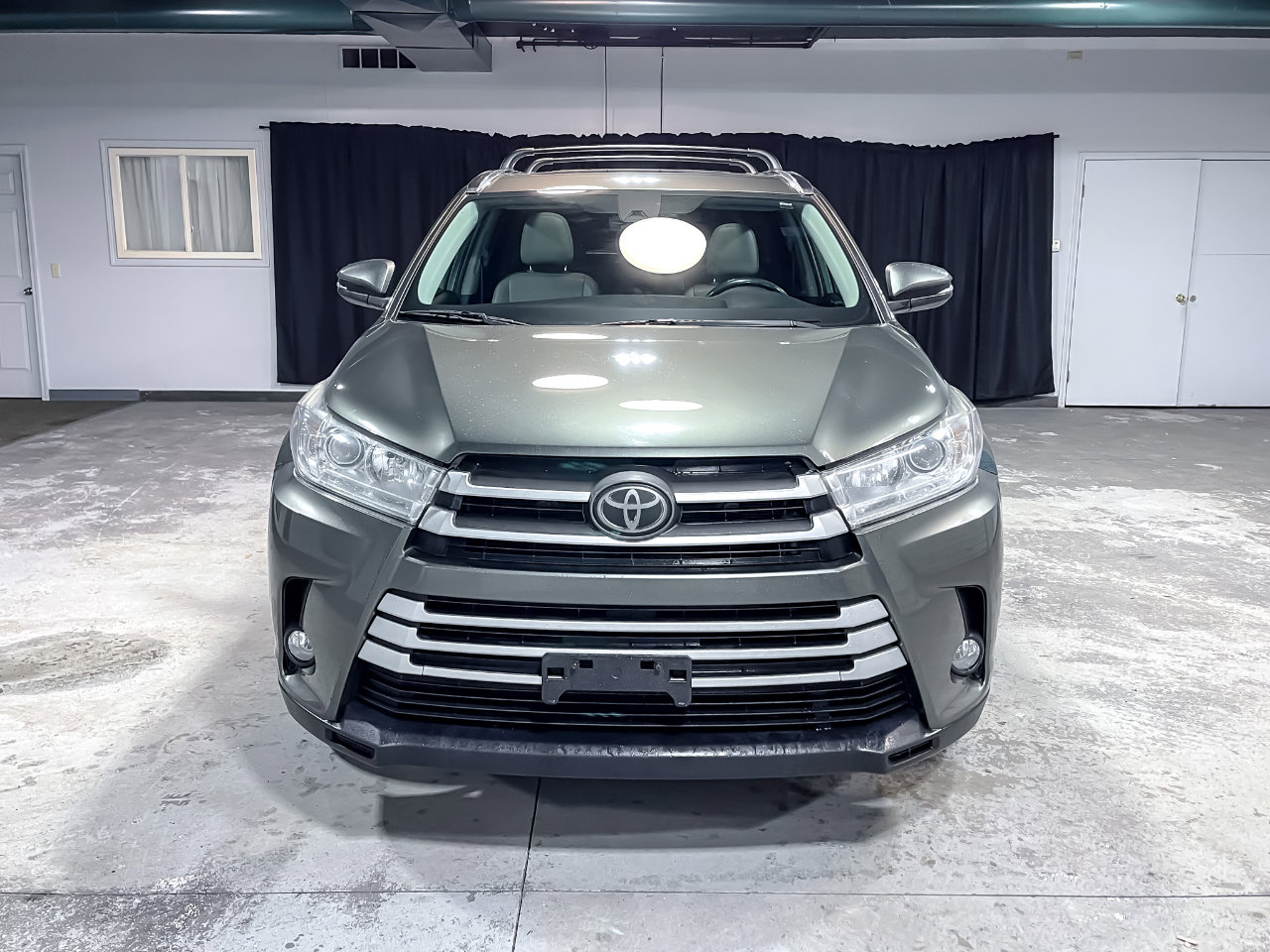 Used 2019 Toyota Highlander XLE image 3