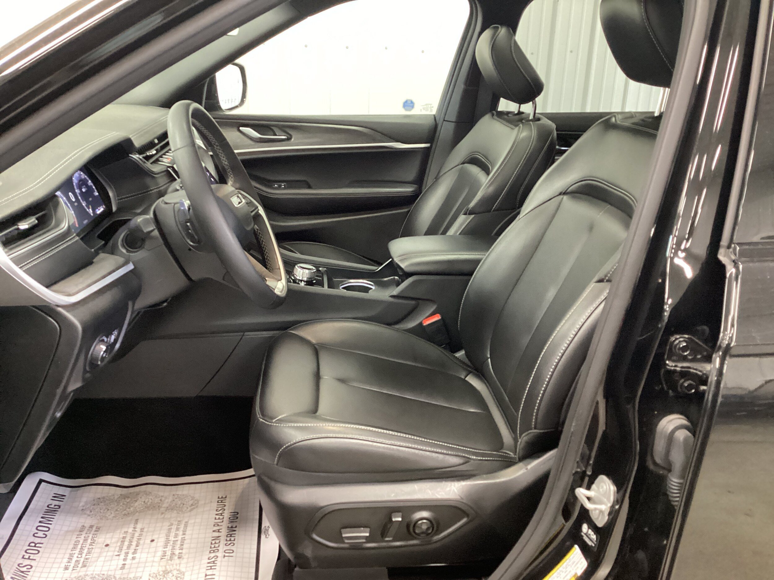Used 2025 Jeep Grand Cherokee L Limited w/ Black Appearance Package AWD/4WD image 15