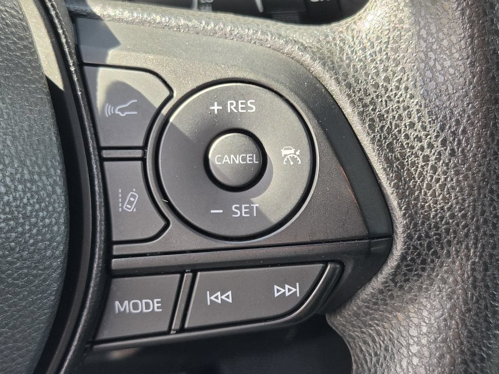 Used 2025 Toyota RAV4 XLE FWD image 23