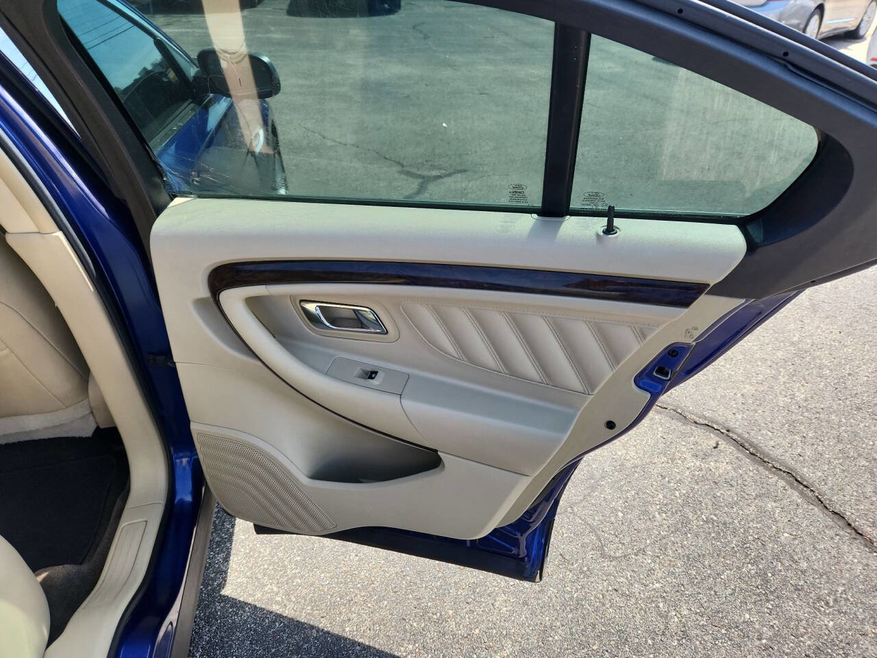 Used 2013 Ford Taurus Limited FWD image 15