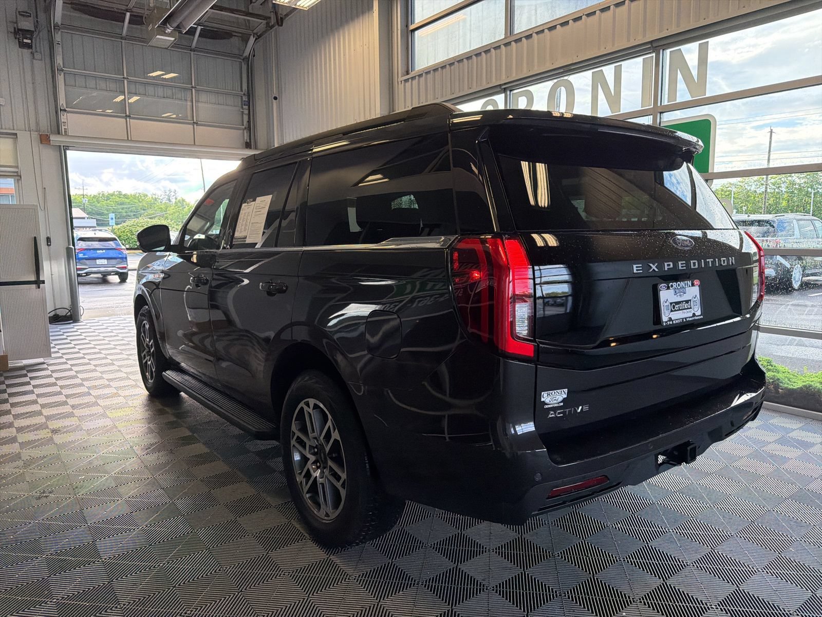 Used 2025 Ford Expedition Active AWD/4WD image 4