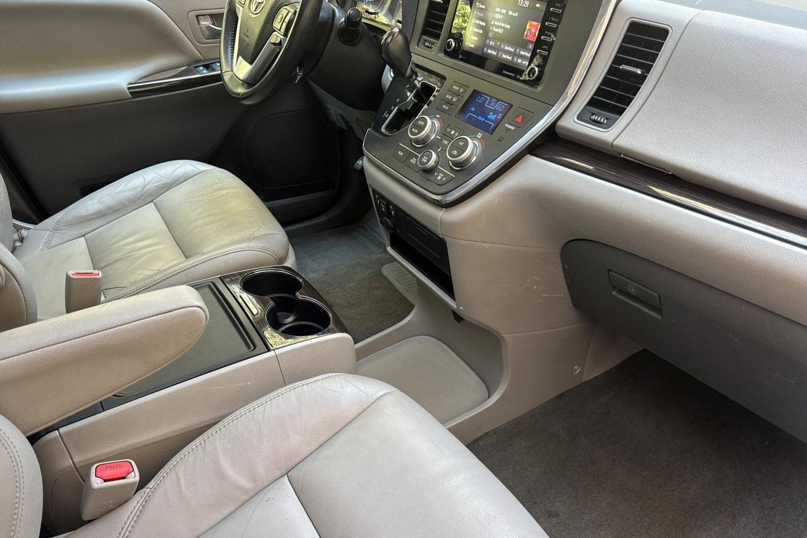Used 2018 Toyota Sienna XLE FWD image 31