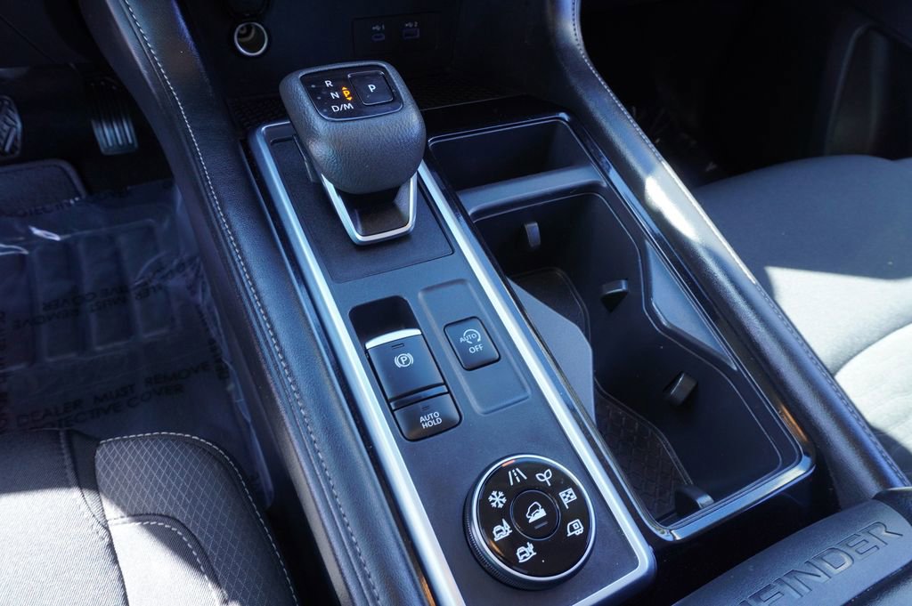 Certified 2025 Nissan Pathfinder SV image 19