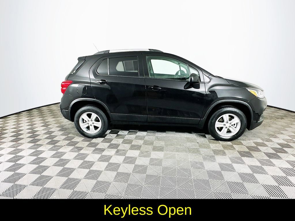 Used 2022 Chevrolet Trax LT w/ LT Convenience Package image 11
