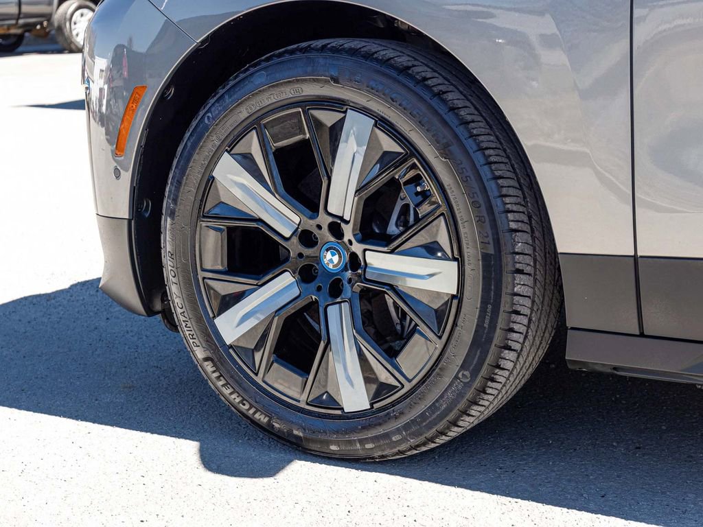 Used 2023 BMW iX xDrive50 w/ Premium Package AWD/4WD image 7