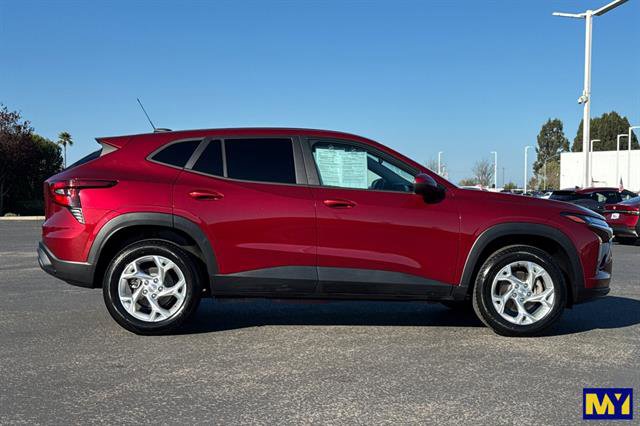 Used 2024 Chevrolet Trax LS w/ LS Convenience Package image 3