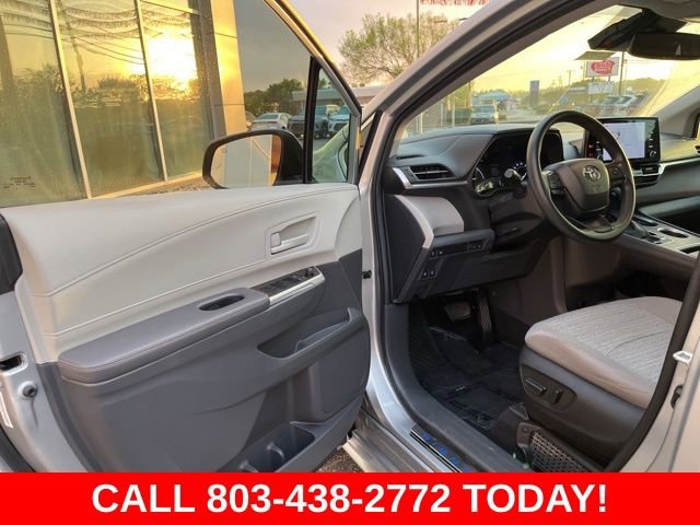 Used 2022 Toyota Sienna LE w/ LE Plus Package image 4