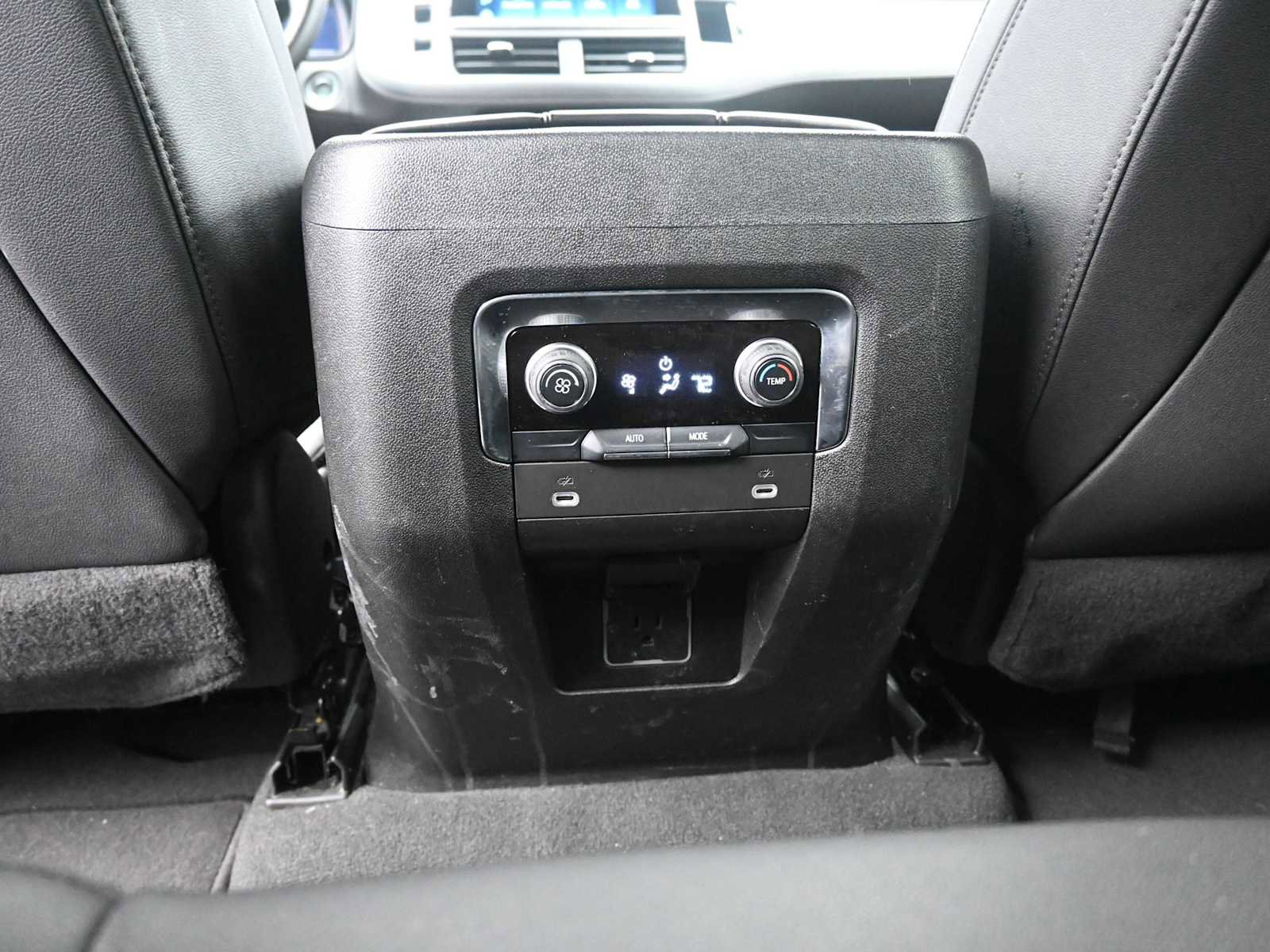 Used 2024 Chevrolet Suburban LT image 28